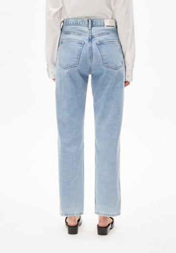 Прямые джинсы