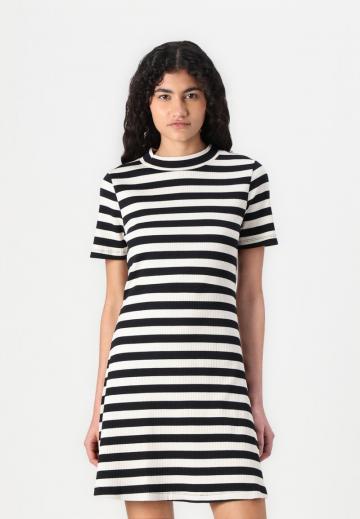 Вязаное платье