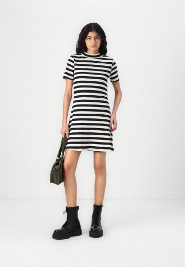 Вязаное платье