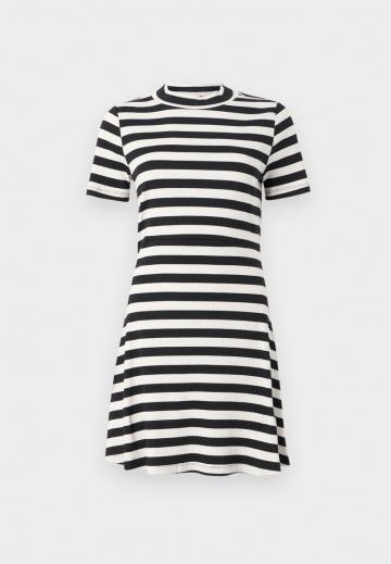 Вязаное платье