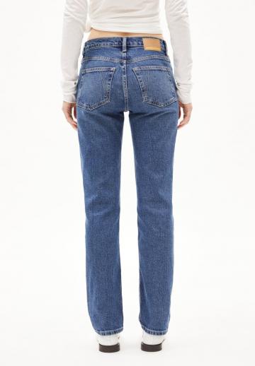 Прямые джинсы