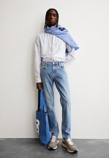 Узкие джинсы