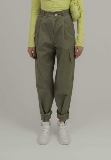 Брюки с накладными карманами