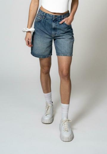 Джинсовые шорты