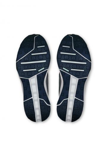 Походные кроссовки