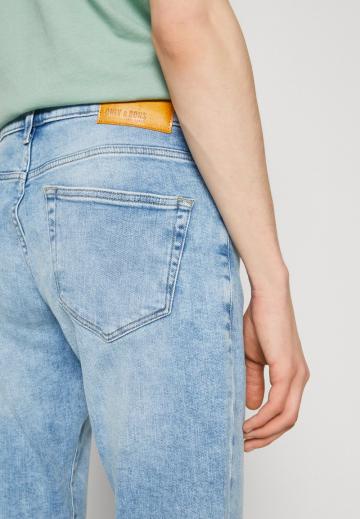 Прямые джинсы