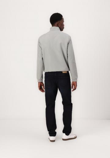 Узкие джинсы