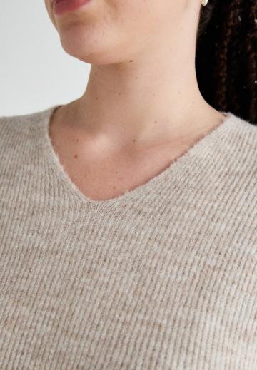 Пуловер с вырезом V