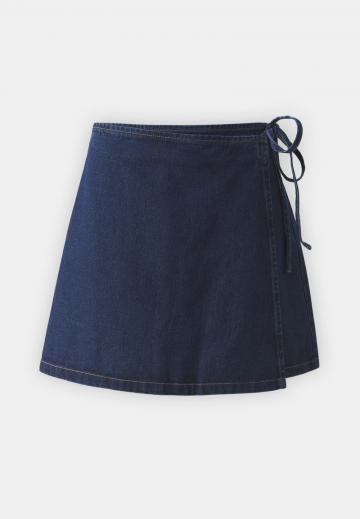 Юбка с накладными карманами