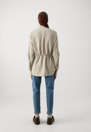 Куртка с накладнымит карманами