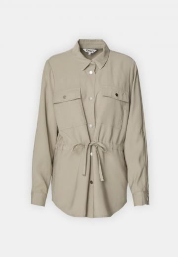 Куртка с накладнымит карманами