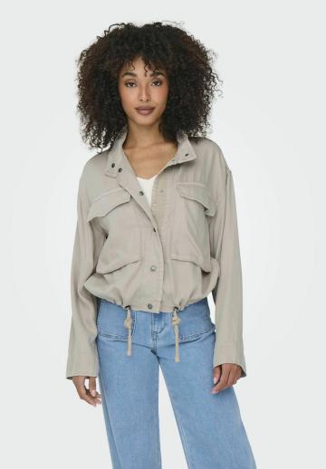 Куртка с накладнымит карманами