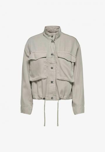 Куртка с накладнымит карманами