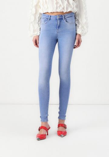 Узкие джинсы