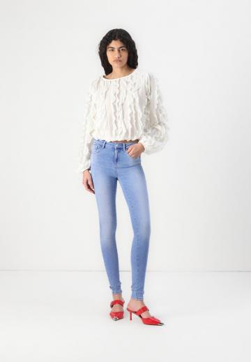 Узкие джинсы