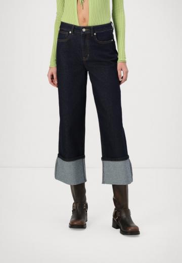 Короткие джинсы