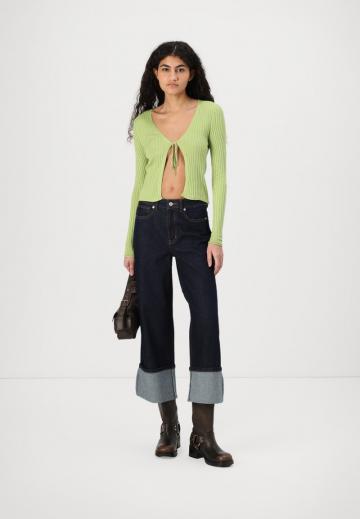 Короткие джинсы