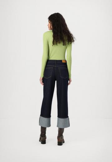 Короткие джинсы