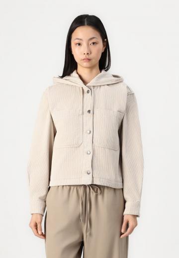 Куртка с накладнымит карманами