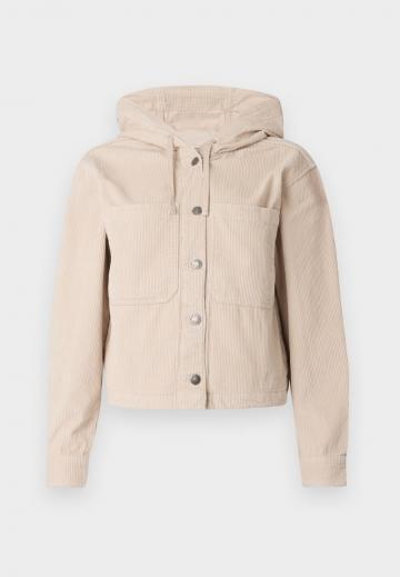 Куртка с накладнымит карманами