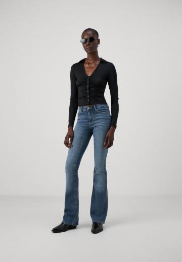 Клешеные джинсы