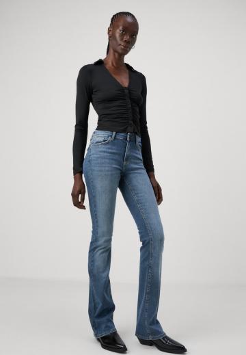 Клешеные джинсы