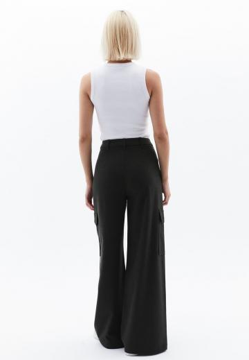 Брюки с накладными карманами