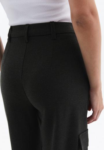 Брюки с накладными карманами