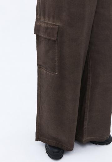 Брюки с накладными карманами