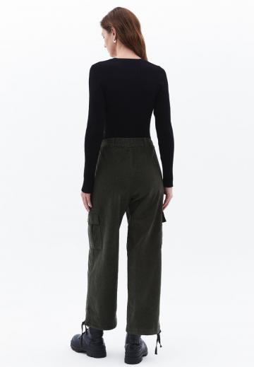 Брюки с накладными карманами