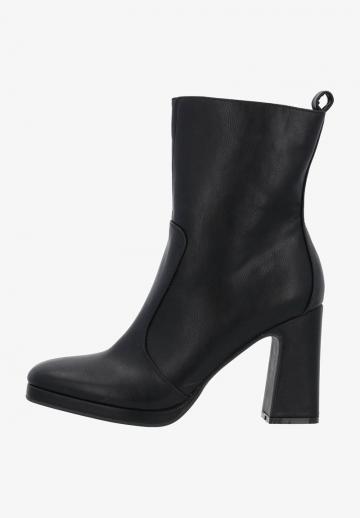 Полусапожки на высоком каблуке