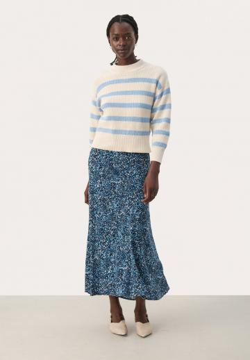 Пуловер в полоску