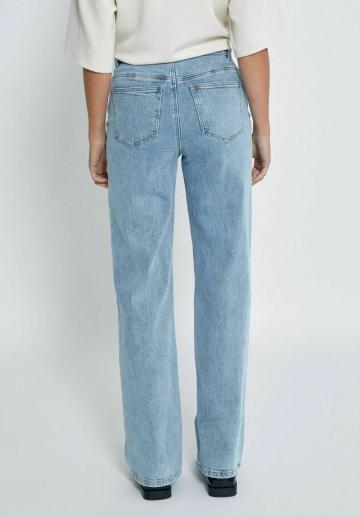 Прямые джинсы