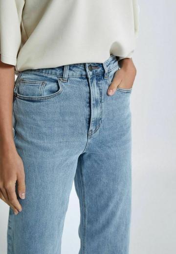 Прямые джинсы