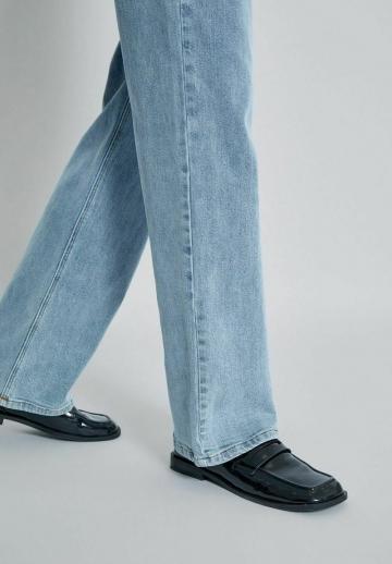 Прямые джинсы