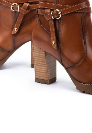 Полусапожки на высоком каблуке