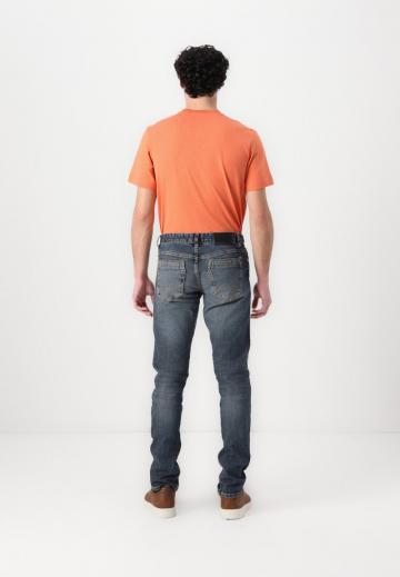 Узкие джинсы