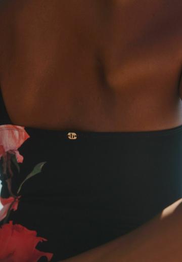 Слитный купальник