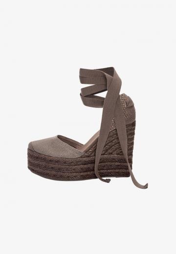 Босоножки на танкетке