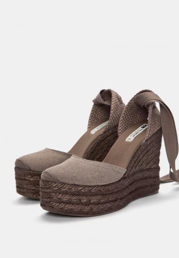 Босоножки на танкетке