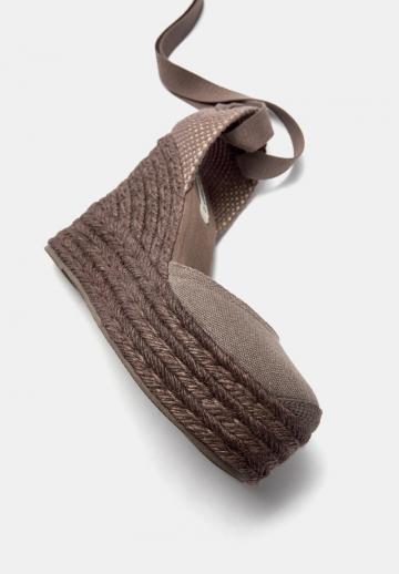 Босоножки на танкетке