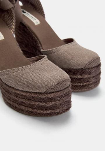 Босоножки на танкетке