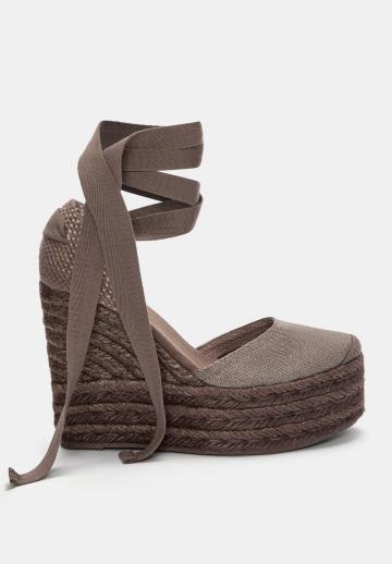 Босоножки на танкетке