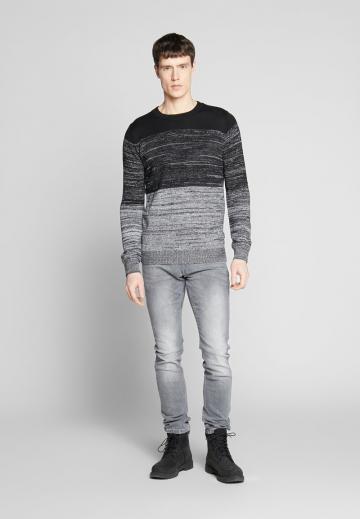 Узкие джинсы