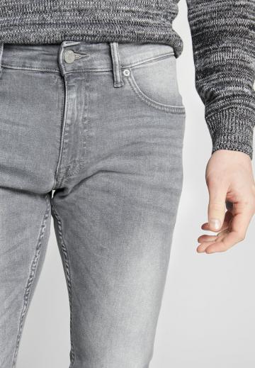 Узкие джинсы