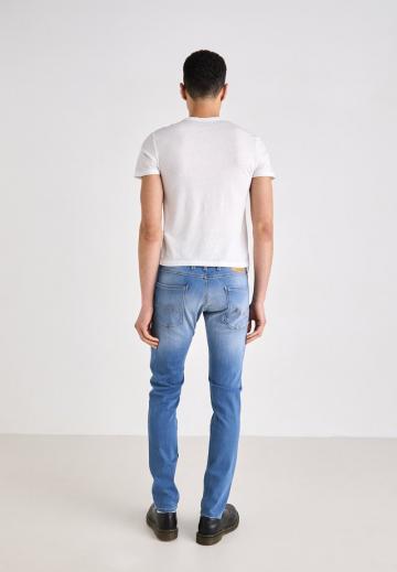 Узкие джинсы