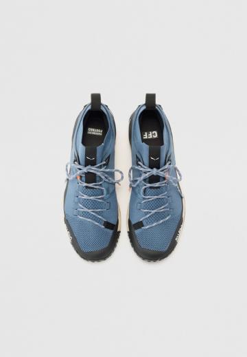 Походные кроссовки