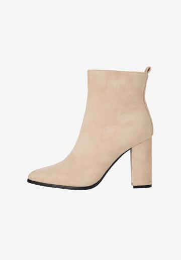 Полусапожки на высоком каблуке