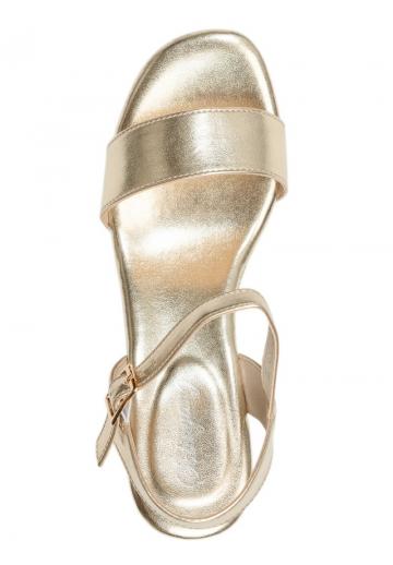 Босоножки на танкетке