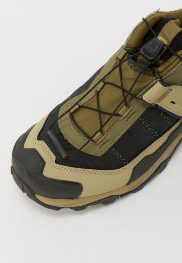 Походные кроссовки